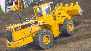 GIGANTIC 120kg!!! CAT 988F WHEEL LOADER AT WORK / Faszination Modellbau Friedrichshafen 2016