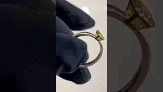 Кольцо с желтым бриллиантом огранки Emerald смотрится особенно изящно и эффектно