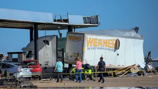 Una madrugada de terror en Valley View, tras el paso de tornados nocturnos en el norte de Texas