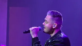 Tom Chaplin performs Queen live: Play the game