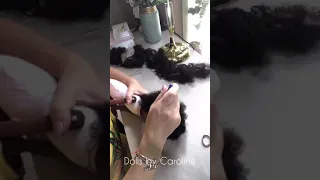 Cabelo afro em bonecas de pano através da técnica de feltragem .