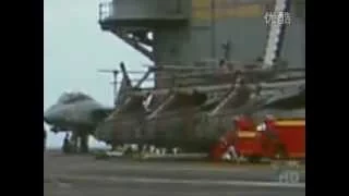 F18 fighter landing aircraft carrier blocking lock breaking aircraft crash