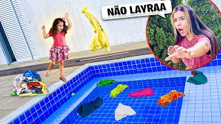 MINHA IRMÃZINHA JOGOU MINHAS ROUPAS NA PISCINA FUNDA! ( estragou tudo )