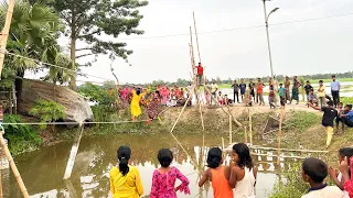 রশিতে ভর দিয়ে পানির উপরে হাটার কঠিন চ্যালেঞ্জ। গ্রামের মেয়েদের মধ্য চমক দেখিয়ে কে শেষে জিতলো দেখুন ?