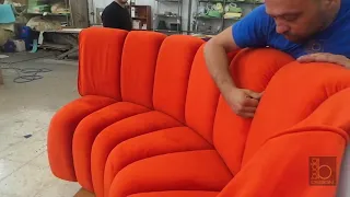 Proceso de tapizado de un sofá curvo, con asiento y respaldo en mustang con vivo.