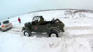 Газ 69а выдергивает из снежного плена Toyota Land Cruiser 200!!!