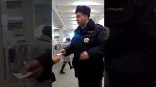 Сотрудник полиции на станции метро "Планерная" увидел камеру и расхотел проверять документы