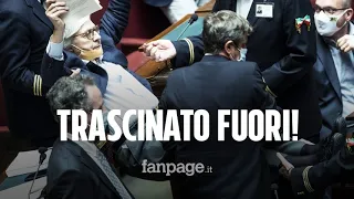 Vittorio Sgarbi trascinato fuori dall'Aula della Camera: parole pesanti contro la magistratura