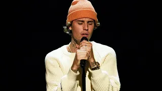 Justin Bieber's GETS EMOTIONAL During People's Choice Awards Performance!