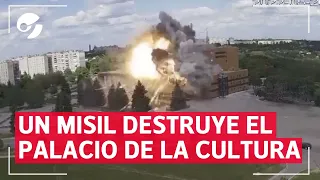 IMPACTANTE DETONACIÓN: Rusia destruyó el Palacio de la Cultura en Lozova, Ucrania, durante la guerra