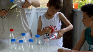 5 идей из пластиковых бутылок для летних игр с детьми/5 ideas about reusing plastic bottles