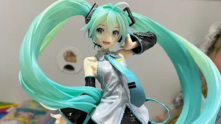 My first figurine!! Hatsune Miku Chronicle unboxing (hand reveal lol)