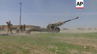 Iraqi artillery forces fire shells at IS targets