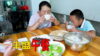 媳婦準備豐盛午餐，看看有什麼，都是孩子喜歡吃的 | A hearty lunch! All the delicious food the kids love