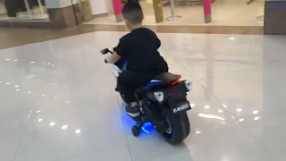 andando de moto no shopping