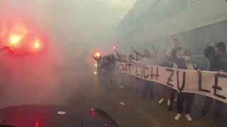 VfL Fans verabschieden die Mannschaft auf der Castroper Straße zum Auswärtsspiel in Nürnberg.