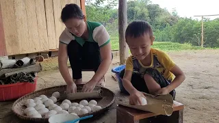 Phong packed banh chung with his mother, and went to visit the lâm lu