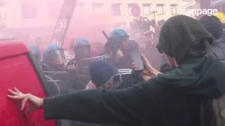 Milano, la polizia carica il corteo degli studenti