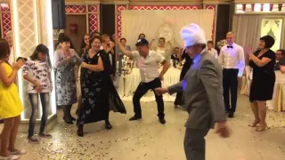 Народ зажигает на свадьбе