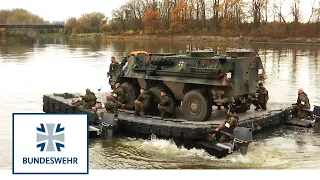 SO schwimmt der Transportpanzer Fuchs über die Donau | Bundeswehr