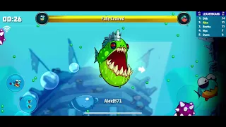 EatMe.io playing with evolved piranha