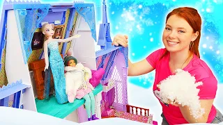 Barbie und Elsa Frozen Puppen Video für Kinder. Barbie mag die Kälte nicht. Magisches Schloss
