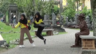 HUMAN STATUE PRANK : Momen paling lucu sekali