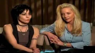 Joan Jett - Talks THE RUNAWAYS !