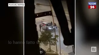 Napoli, il video shock di una rapina in strada a Ponticelli