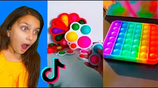 ПОП ИТ vs СИМПЛ ДИМПЛ! ЧТО КРУЧЕ? Pop It vs Simple Dimple Челлендж Эволюция Fidget Toys 3D Валеришка