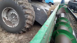 уборка сои , JOHN  DEERE  vs MASSEY FERGUSON .