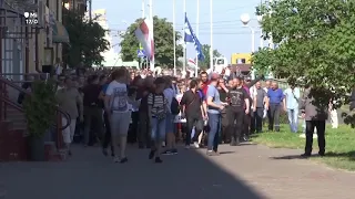 Anti-Lukashenko protestors chant in the streets of Belarus