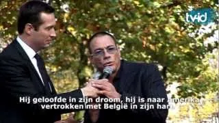 De bronzen Jean-Claude Van Damme staat in Anderlecht.