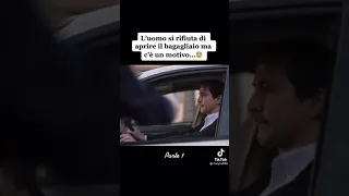 uomo si rifiuta di aprire il portabagagli