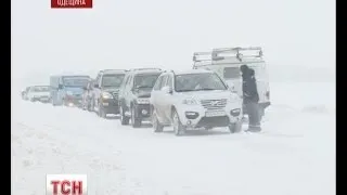 Сніг та заметілі беруть Україну у полон