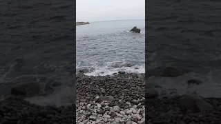 波の力で石が転がる音