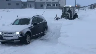 BMW X3 помогает трактору вылезти из снега
