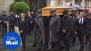 Lewis Hamilton escorts Niki Lauda's coffin at Vienna funeral