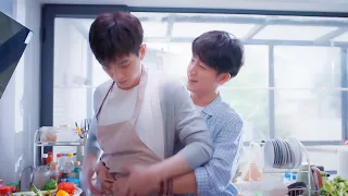 【BL】He suddenly hugged the boy's waist tightly, while the boy was cooking for him💞BL Series