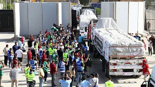 Сотни грузовиков с продуктами прибыли в сектор Газа через КПП «Рафах» в Египте