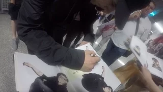 Skrillex signing autographs