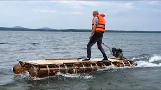На пивных кегах с мотором болотоходом