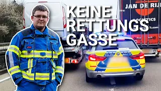 Keine Rettungsgasse! Polizei quält sich durch Stau [Reaction]