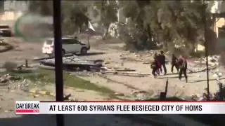 At least 600 Syrians flee besieged city of Homs