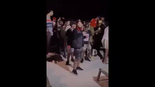 Jóvenes bailando en las inmediaciones del Lopesan Costa Bávaro