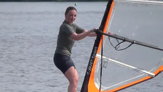 Planche à voile : premier essai pour ma fille ! Planche Tiga de 1984, petite voile Bic, 4juin2023