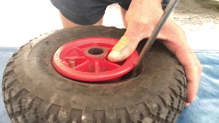 Schlauch wechseln an einer Sackkarre mit einem Löffel Reifen Wechsel Stechkarre Anleitung