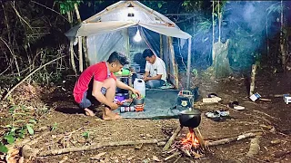 Not solo camping|| Spend the night in a plastic house and look for river shells for dinner.