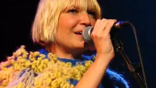 SIA PERFORMS "CLAP YOUR HANDS" (ACOUSTIC) LIVE AT MTV CANADA