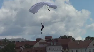 90 летие ВДВ в центре Минска!Прыжки с парашютом.